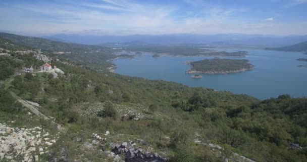 Aerea, Volare intorno al lago Slansko Jezero, Montenegro - Materiale nativo — Video Stock