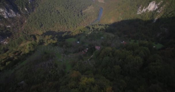 空中，塔拉河峡谷，黑山-本机的材料，直接从凸轮 — 图库视频影像