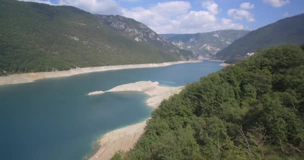 Antenne, pivsko jezero bei pluzine, montenegro. natives Material, direkt aus der Nocke. — Stockvideo