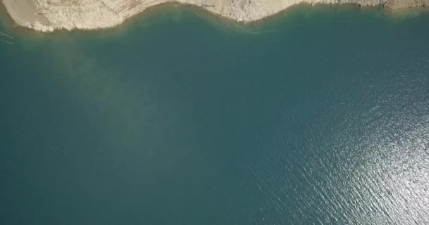エアリアル、Pluzine、モンテネグロで Pivsko 湖。まっすぐにカムのネイティブの材料. — ストック動画