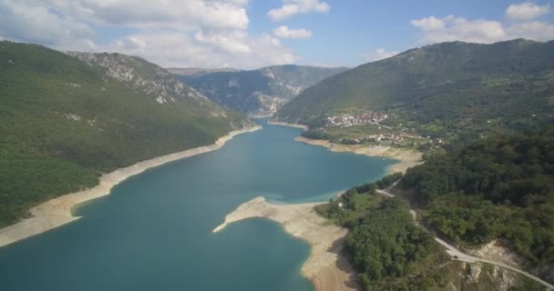 Antenne, pivsko jezero bei pluzine, montenegro. natives Material, direkt aus der Nocke. — Stockvideo