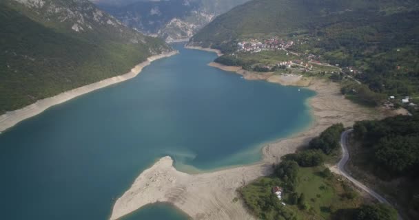 Antenne, pivsko jezero bei pluzine, montenegro. natives Material, direkt aus der Nocke. — Stockvideo