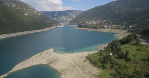 Anténa, Pivsko Jezero v Pluzine, Černá Hora. Nativní materiál, jako vystřižená z vačky. — Stock video