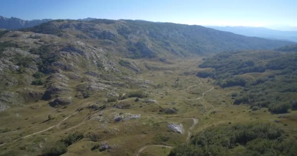 Luftaufnahmen, wunderschöne Durmitor-Landschaften, Montenegro. natives Material, direkt aus der Nocke. — Stockvideo