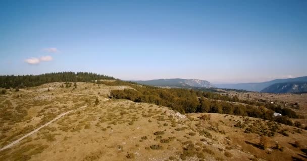 Antena, pola uprawne, Nikovići, Crna Gora, Czarnogóra. Stopniem i stabilizowane wersji. — Wideo stockowe