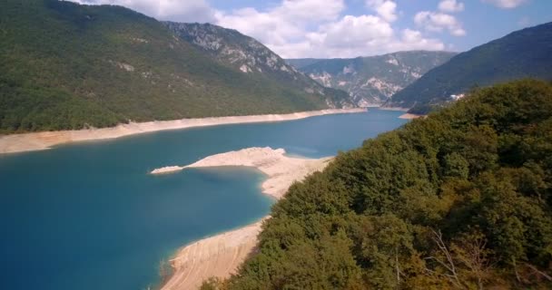 エアリアル、Pluzine、モンテネグロで Pivsko 湖。傾斜と安定化バージョン. — ストック動画