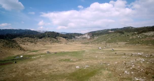 Aeronáutica, Terras agrícolas em Durmitor National Park, Montenegro.Graded e versão estabilizada . — Vídeo de Stock
