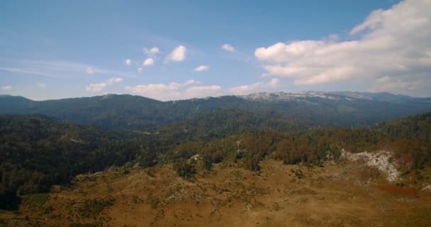 Antény, zemědělskou půdou do národního parku Durmitor, Montenegro.Graded a stabilizované verze. — Stock video