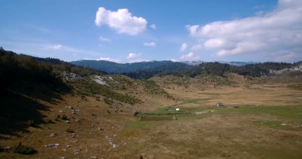 Antena, pola uprawne w Parku Narodowego Durmitor, Montenegro.Graded i stabilizowane wersji. — Wideo stockowe