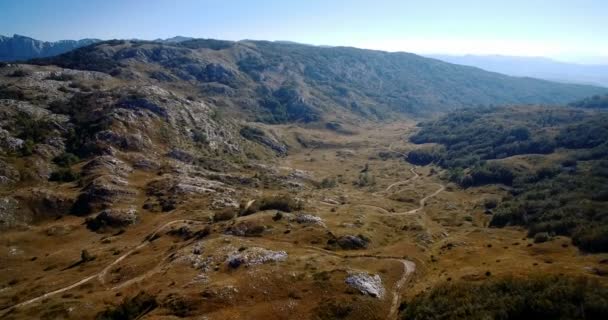 Paisagens aéreas, belas Durmitor, Montenegro. Versão graduada e estabilizada . — Vídeo de Stock