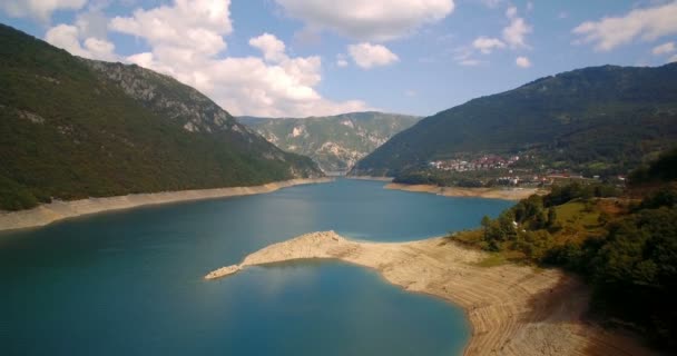 エアリアル、Pluzine、モンテネグロで Pivsko 湖。傾斜と安定化バージョン. — ストック動画