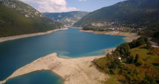 Anténa, Pivsko Jezero v Pluzine, Černá Hora. Odstupňované a stabilizované verze. — Stock video