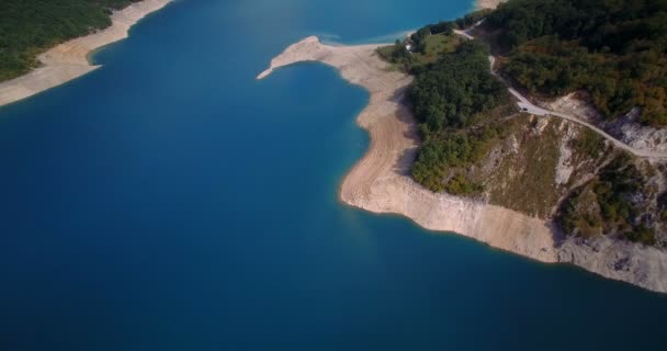 Antenne, pivsko jezero bei pluzine, montenegro. abgestufte und stabilisierte Version. — Stockvideo