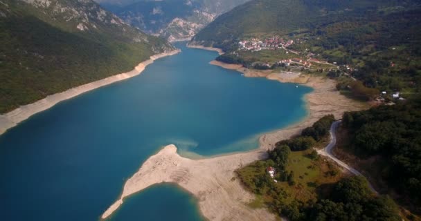 Aérea, Pivsko Jezero En Pluzine, Montenegro. Versión graduada y estabilizada . — Vídeo de stock