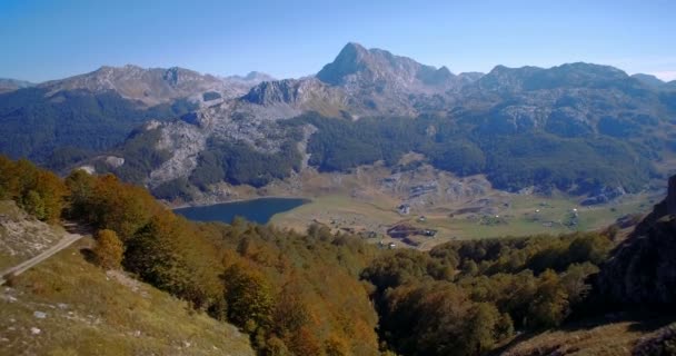 Antenn, idylliska bergiga Panorama, Montenegro - graderade och stabiliserad version. — Stockvideo