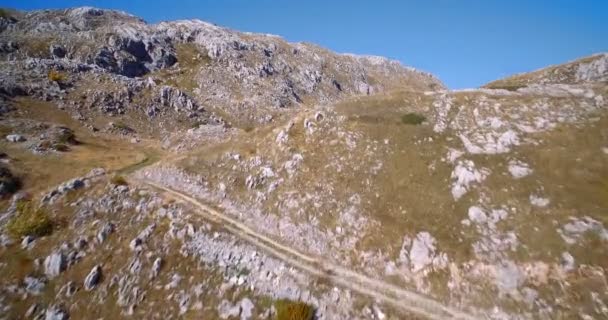 Paisaje aéreo, montañoso y pedregoso en las montañas de Kuck, Montenegro Versión graduada y estabilizada . — Vídeos de Stock