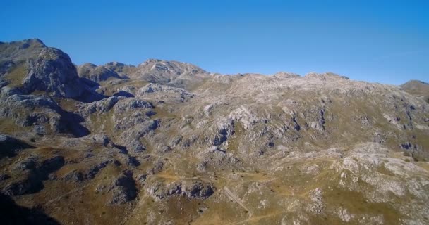 Luft-, Gebirgs- und Steinlandschaft am Kuckucksgebirge, montenegrogradierte und stabilisierte Version. — Stockvideo