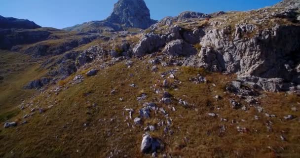 Antenn, bergiga och steniga landskapet på Kuck bergen, Montenegro-graderade och stabiliserad version. — Stockvideo