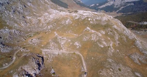 Antenowe, górskich i kamienisty krajobraz w górach Kuck, Czarnogóra-stopniowej ścieżki i stabilizowane wersji. — Wideo stockowe