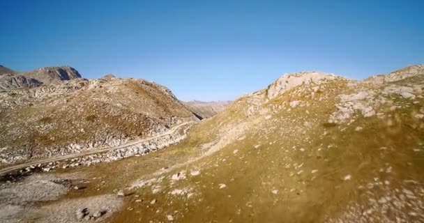 Antenn, bergiga och steniga landskapet på Kuck bergen, Montenegro-graderade och stabiliserad version. — Stockvideo