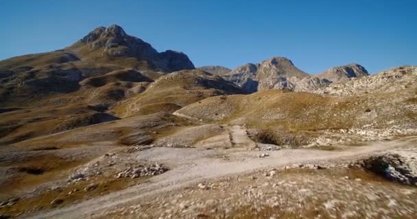 Воздушный, горный и каменистый ландшафт в горах Кук, черногорский и стабилизированный вариант . — стоковое видео
