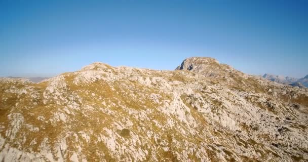 Paisaje aéreo, montañoso y pedregoso en las montañas de Kuck, Montenegro Versión graduada y estabilizada . — Vídeos de Stock