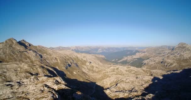Paisagem aérea, montanhosa e pedregosa em Kuck Mountains, Montenegro- Versão graduada e estabilizada . — Vídeo de Stock