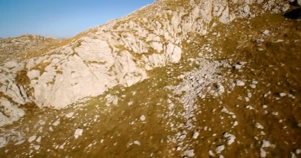 Paisaje aéreo, montañoso y pedregoso en las montañas de Kuck, Montenegro Versión graduada y estabilizada . — Vídeos de Stock