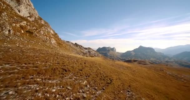 Paisaje aéreo, montañoso y pedregoso en las montañas de Kuck, Montenegro Versión graduada y estabilizada . — Vídeos de Stock