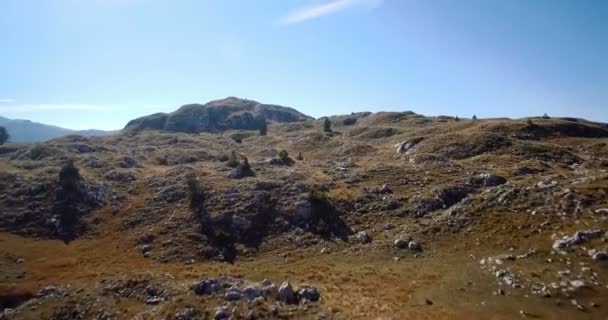 Antény, hornatá a kamenitá krajina, Černá Hora - tříděných a stabilizované verze. — Stock video