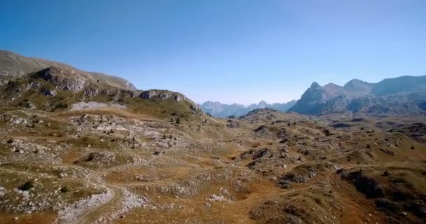 空中、山岳と石風景、モンテネグロ - 傾斜と安定化バージョン. — ストック動画