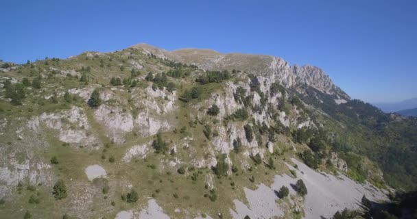 Aérea, Panorama montañoso idílico, Montenegro - Material nativo, directamente de la leva . — Vídeo de stock