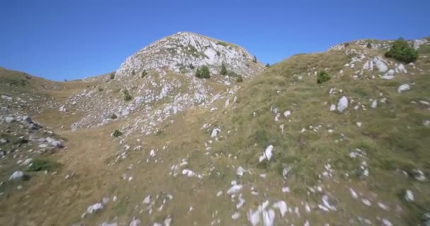 Luftaufnahme, bergige und steinige Landschaft, Montenegro - heimisches Material, direkt aus der Kamera. — Stockvideo