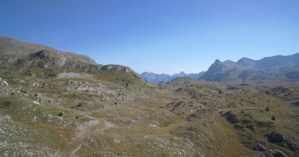 空中、山岳と石風景、モンテネグロ - まっすぐにカムのネイティブの材料. — ストック動画