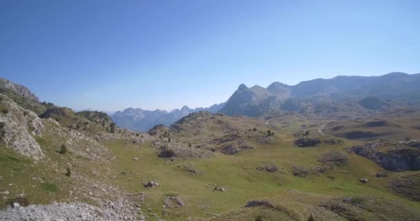 Anteni, dağlık ve taşlı peyzaj, Karadağ - yerli malzemeden, düz cam. — Stok video