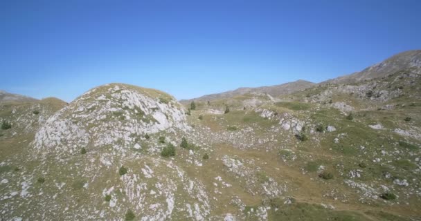 Paisagem aérea, montanhosa e pedregosa, Montenegro - Material nativo, direto da câmera . — Vídeo de Stock