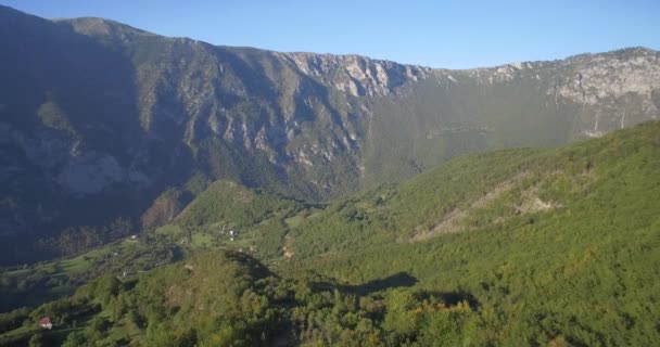 Antenna, hegyes erdő, ősz, Montenegró - natív anyag, egyenesen a kamera. — Stock videók