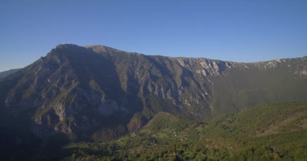 Aerial, Mountainous Forest, Autumn, Montenegro - Родной материал, прямо из камеры . — стоковое видео