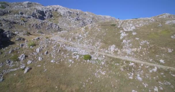 Εναέρια, ορεινό και πετρώδες τοπίο στο Kuck βουνά, Μαυροβούνιο - μητρική υλικό, βγαλμένη κατευθείαν από το έκκεντρο. — Αρχείο Βίντεο