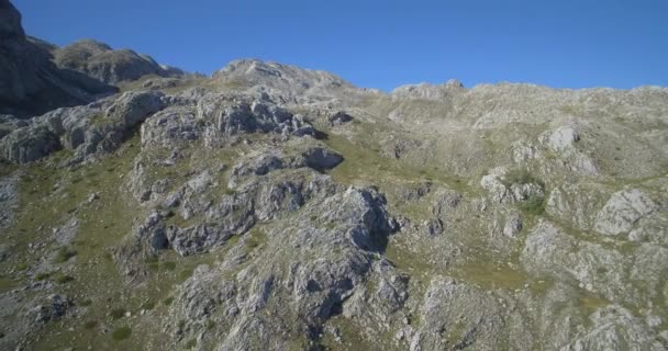 Paisaje aéreo, montañoso y pedregoso en las montañas Kuck, Montenegro - Material nativo, directamente de la leva . — Vídeos de Stock