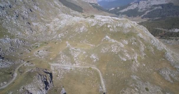 Paisaje aéreo, montañoso y pedregoso en las montañas Kuck, Montenegro - Material nativo, directamente de la leva . — Vídeos de Stock