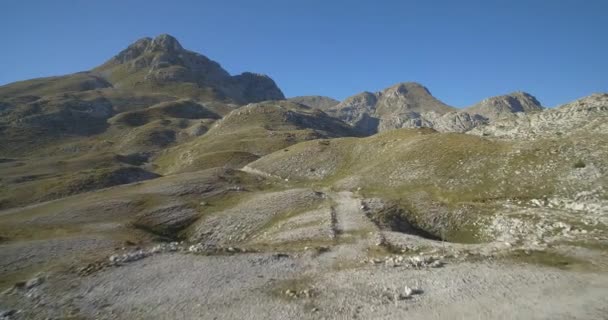 Paisagem aérea, montanhosa e pedregosa em Kuck Mountains, Montenegro Material nativo, direto da câmera . — Vídeo de Stock