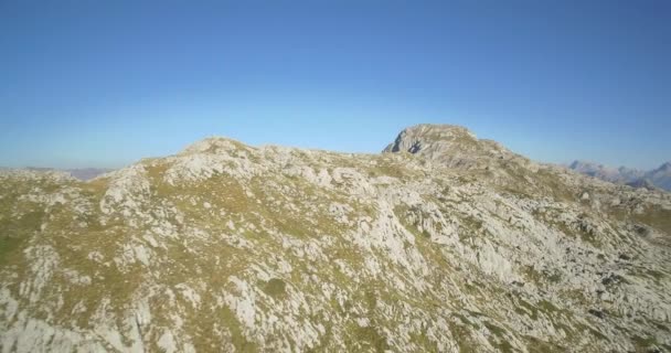 空中、山岳と石の風景でクック山、モンテネグロ - ネイティブの材料、カムからまっすぐ. — ストック動画