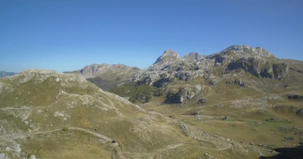 Antena, górzysty i kamienisty krajobraz o Kuck góry, Czarnogóra - materiał macierzysty, prosto z cam. — Wideo stockowe
