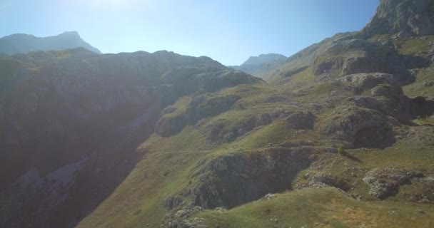 Paisaje aéreo, montañoso y pedregoso en las montañas Kuck, Montenegro - Material nativo, directamente de la leva . — Vídeos de Stock