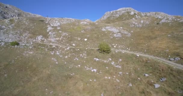 Antenne, bergachtige en steenachtige landschap op Kuck bergen, Montenegro - Native materiaal, direct uit de cam. — Stockvideo