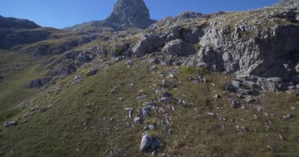 Anteni, dağlık ve taşlı manzara itibariyle Kuck dağlar, Karadağ - yerli malzeme, çıkıp cam. — Stok video