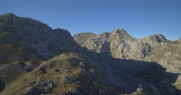 Paisaje aéreo, montañoso y pedregoso en las montañas Kuck, Montenegro - Material nativo, directamente de la leva . — Vídeo de stock