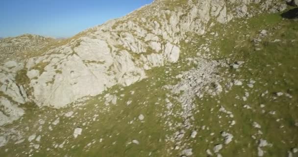 Paisaje aéreo, montañoso y pedregoso en las montañas Kuck, Montenegro - Material nativo, directamente de la leva . — Vídeo de stock