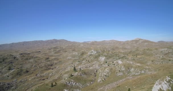 Antény, hornatá a kamenitá krajina, Černá Hora - nativní materiál, jako vystřižená z vačky. — Stock video